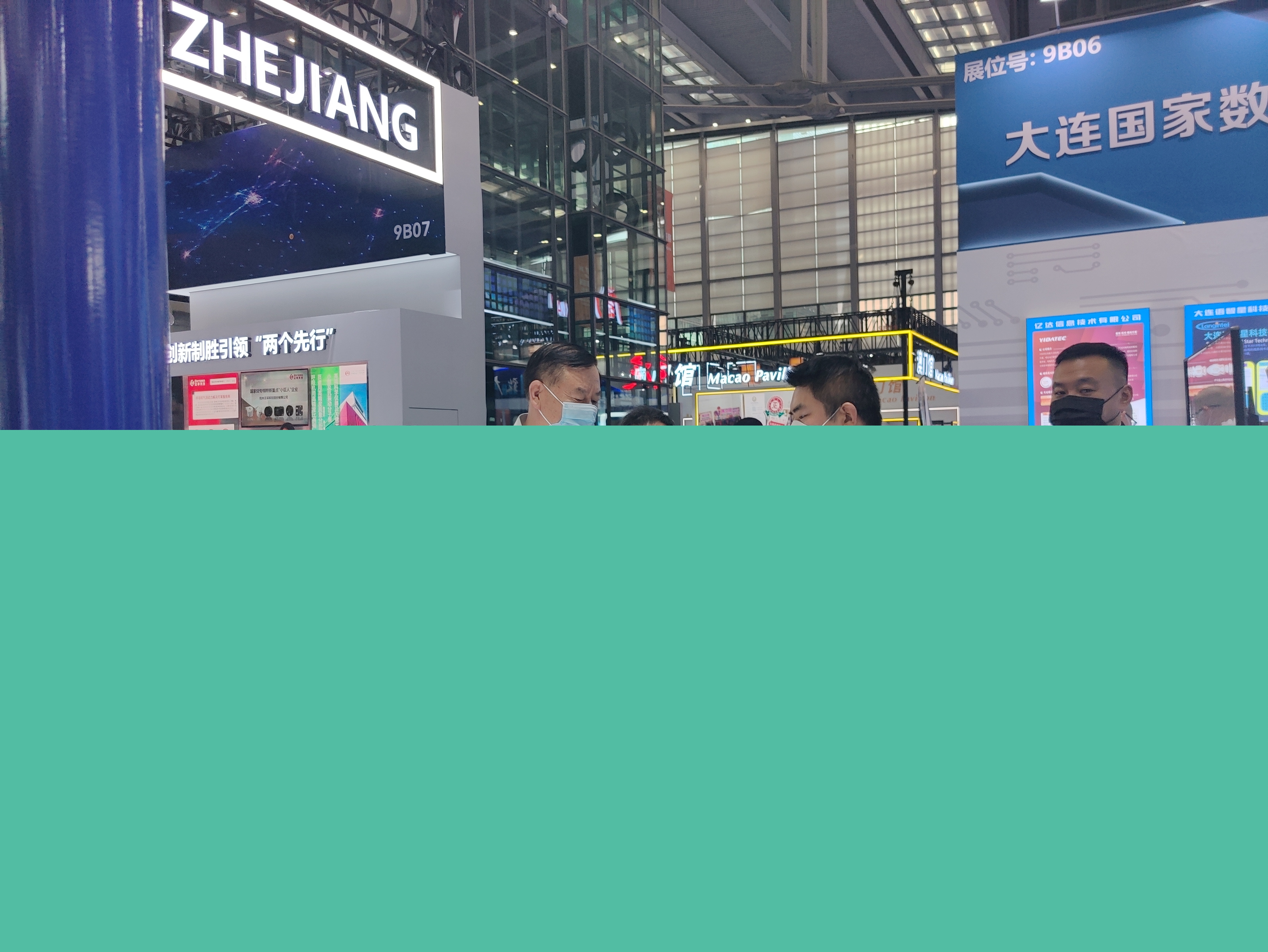 大連科技局領導來我公司展位了解參展產品